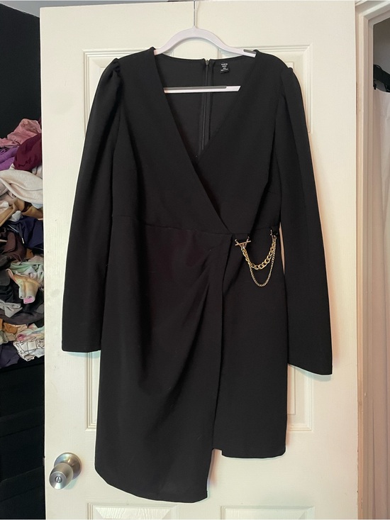 SHEIN Dresses & Skirts - SHEIN Black Curve 1XL Zip-Back Dress with Subtle Seam Detail
